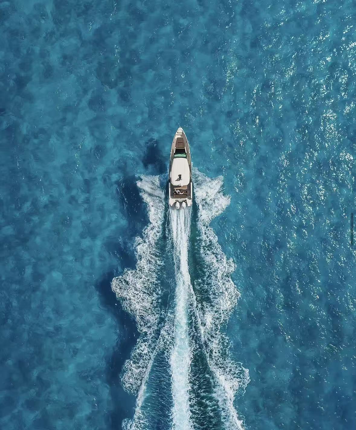 Performance boat holding a stable running attitude in open water